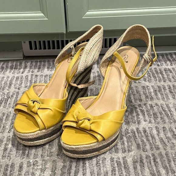 Tallulah Blu Shoes - Tallulah Blu Womens Wedge Sandals Cork Striped Heel Open Toe Yellow Size 8